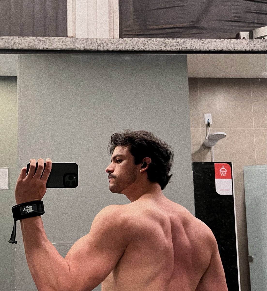 dec0o0's tweet photo. O pump pós treino de costas https://t.co/Y5w7XfARj4