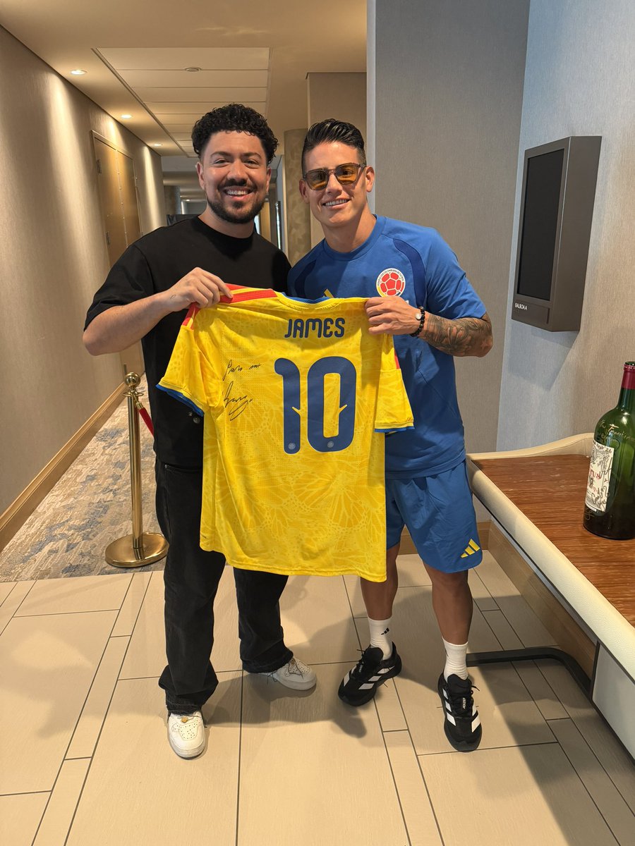 matcrackz's tweet photo. I JUST MET MY FAVORITE SOCCER PLAYER OF ALL TIME 😭🇨🇴 

James David Rodríguez 🐐⚽️ @jamesdrodriguez 

I had his poster in my room since 2014 & never in a million years did I think I would meet him and be able to get a personally signed jersey. I know my mom is looking down smiling right now because I always told her my dream one day was to meet James and we finally did 😭❤️ (im crying rn)
