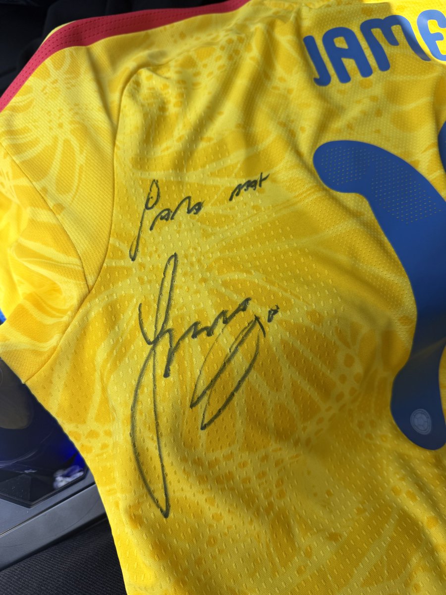 matcrackz's tweet photo. I JUST MET MY FAVORITE SOCCER PLAYER OF ALL TIME 😭🇨🇴 

James David Rodríguez 🐐⚽️ @jamesdrodriguez 

I had his poster in my room since 2014 & never in a million years did I think I would meet him and be able to get a personally signed jersey. I know my mom is looking down smiling right now because I always told her my dream one day was to meet James and we finally did 😭❤️ (im crying rn)
