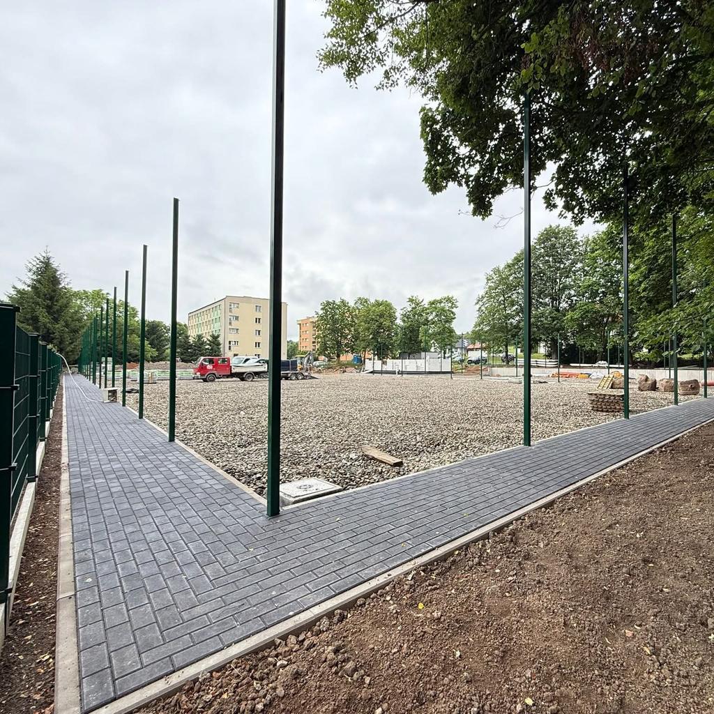 MPiszko's tweet photo. Prace przy budowie nowoczesnego kompleksu sportowego przy Szkołe Podstawowej nr 2 im. Jana Pawła II są już na zaawansowanym etapie. Z dnia na dzień coraz wyraźniej widać efekty realizowanej inwestycji.
✅ Wartość inwestycji: 4 535 222 zł
✅ Dofinansowanie z MSiT: 1 500 000 zł https://t.co/FD4UGCDhpa