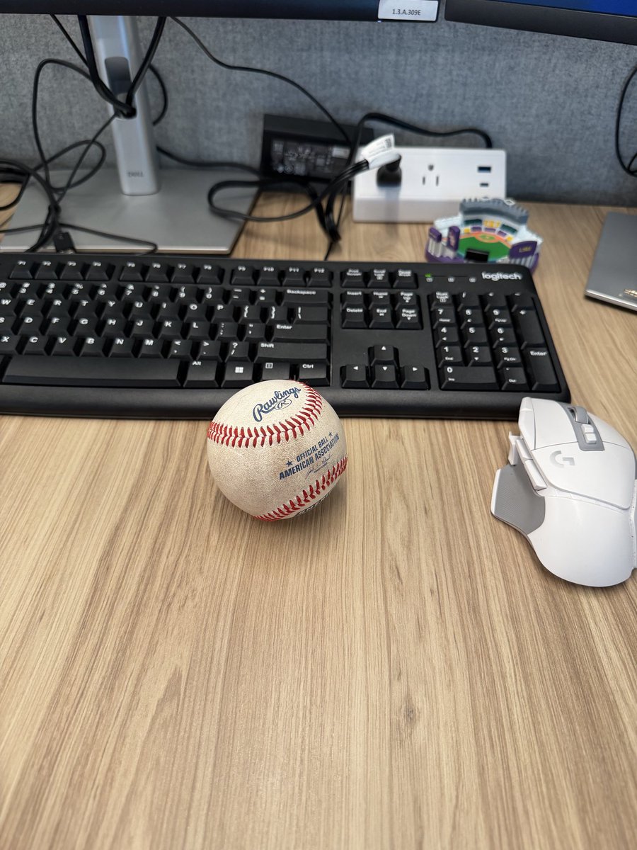 purppump's tweet photo. Having any kind of ball at your desk is a must https://t.co/jw0OJwqNtZ