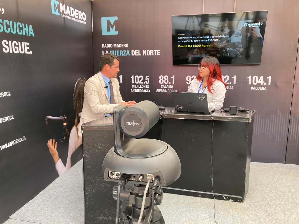 Dsocial_II's tweet photo. 1...2...3... Al aire en Exponor! El seremi Carlos Figueroa Barrera estuvo conversando con Radio Madero sobre el "Cupón de gas" y los "Entornos digitales seguros" para adolescentes.
@MinDesarrollo
@DPRAntofagasta
@VoceriaAntofa
#Antofagasta
@Fosis_Antof https://t.co/7P8QKvaDNn