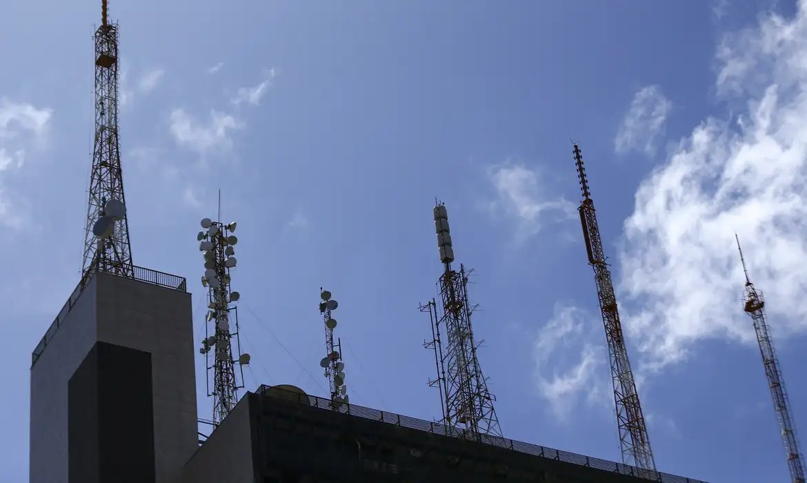 STF_oficial's tweet photo. ⚖️STF derruba exigência de licença ambiental para antenas de telefonia em Goiás. Por unanimidade, o Plenário entendeu que o estado invadiu competência exclusiva da União ao impor licenciamento ambiental para ERBs e outras infraestruturas de telecomunicações: https://t.co/xz3N0vmCI3

#PraTodosVerem: contém descrição da imagem