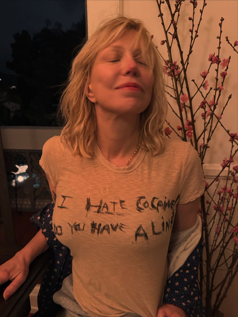 olviwilde's tweet photo. courtney love https://t.co/sCQz43NV6J