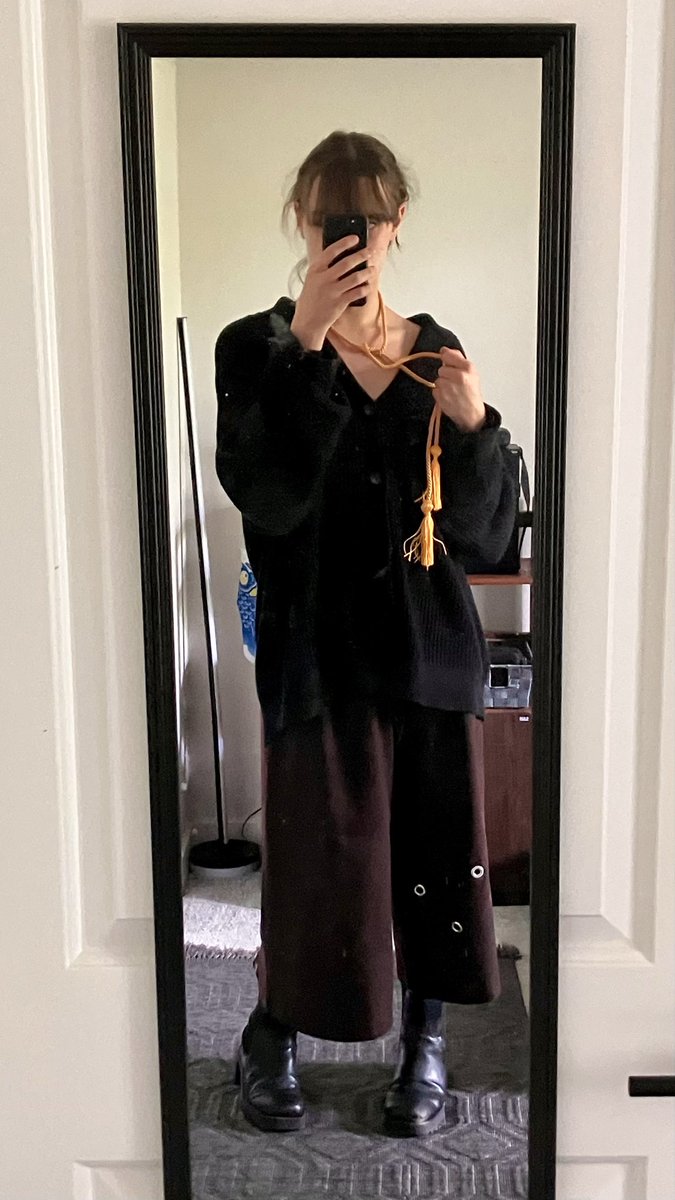 hanodoll's tweet photo. Me as my cord no big deal ig I’m just that cool https://t.co/WB3yR4HimN