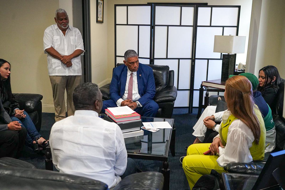 chuvasquez's tweet photo. Recibí la visita de una comisión de la Sala Capitular de Santiago de los Caballeros, encabezada por su presidente, Cholo D’ Óleo. Un grato encuentro para fortalecer la cooperación institucional y continuar trabajando por el bienestar de los dominicanos residentes en el exterior. https://t.co/RZKmPyWGEP