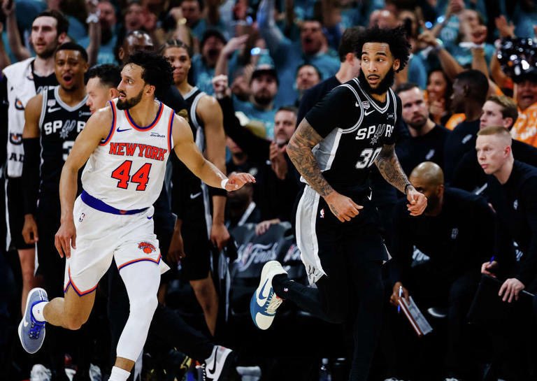 SleeperPicksHQ's tweet photo. 🏀 Trey Ball Giveaway 

For EVERY Shamet or Champagnie 3PT Made, we're sending $100 to one random winner 💸

❤️ Like + 🔄 Repost to enter! 🤑 https://t.co/HHI1swi6S3