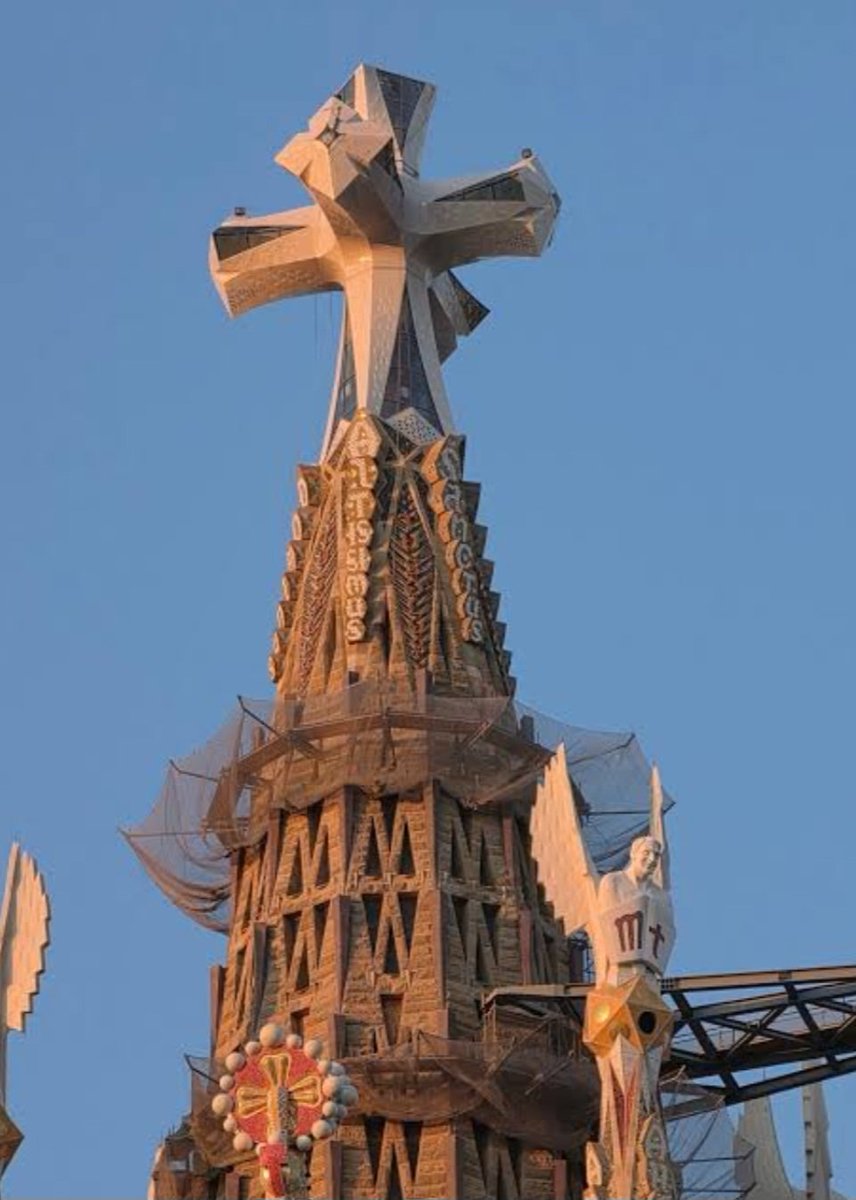 JBSCarpeDiem's tweet photo. A mi particularmente, me parece horrorosa la cruz de la Sagrada Familia. Otras opciones hubiesen sido más propias y  acertadas. https://t.co/1uNaygdme6