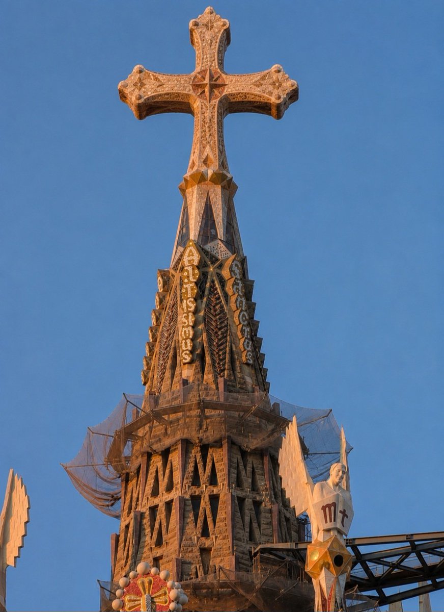JBSCarpeDiem's tweet photo. A mi particularmente, me parece horrorosa la cruz de la Sagrada Familia. Otras opciones hubiesen sido más propias y  acertadas. https://t.co/1uNaygdme6