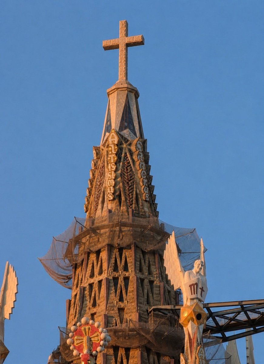 JBSCarpeDiem's tweet photo. A mi particularmente, me parece horrorosa la cruz de la Sagrada Familia. Otras opciones hubiesen sido más propias y  acertadas. https://t.co/1uNaygdme6