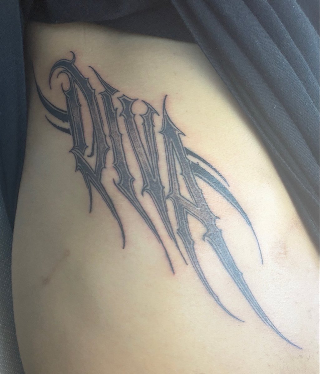PackersRunNFC's tweet photo. Caleb Williams shows off his new tattoo https://t.co/KXGhWfALIZ