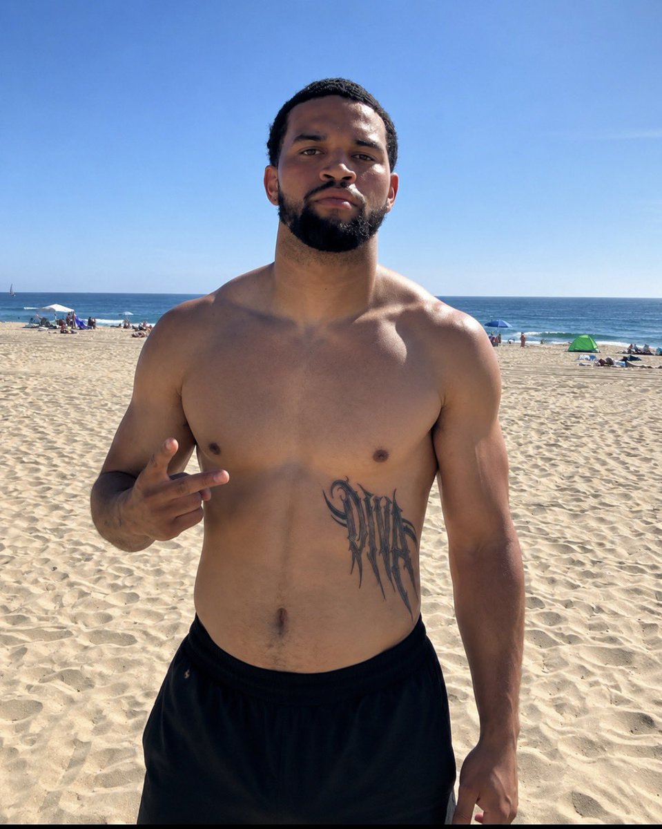PackersRunNFC's tweet photo. Caleb Williams shows off his new tattoo https://t.co/KXGhWfALIZ