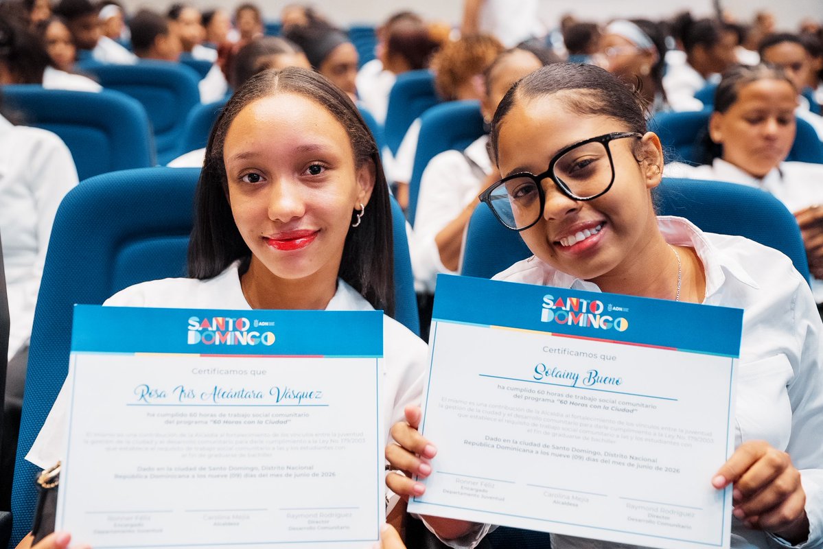 AlcaldiaDN's tweet photo. Seguimos apostamos al presente y futuro de nuestra juventud. 💙

Celebramos la segunda graduación de “60 Horas con tu Alcaldía”, impactando a 330 estudiantes de secundaria con formación ciudadana, emergencias, finanzas, educación vial, medio ambiente y prevención de adicciones. https://t.co/03ae0x9Ibg