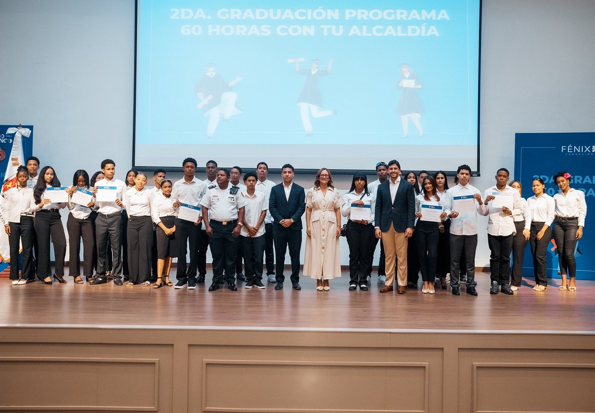 AlcaldiaDN's tweet photo. Seguimos apostamos al presente y futuro de nuestra juventud. 💙

Celebramos la segunda graduación de “60 Horas con tu Alcaldía”, impactando a 330 estudiantes de secundaria con formación ciudadana, emergencias, finanzas, educación vial, medio ambiente y prevención de adicciones. https://t.co/03ae0x9Ibg