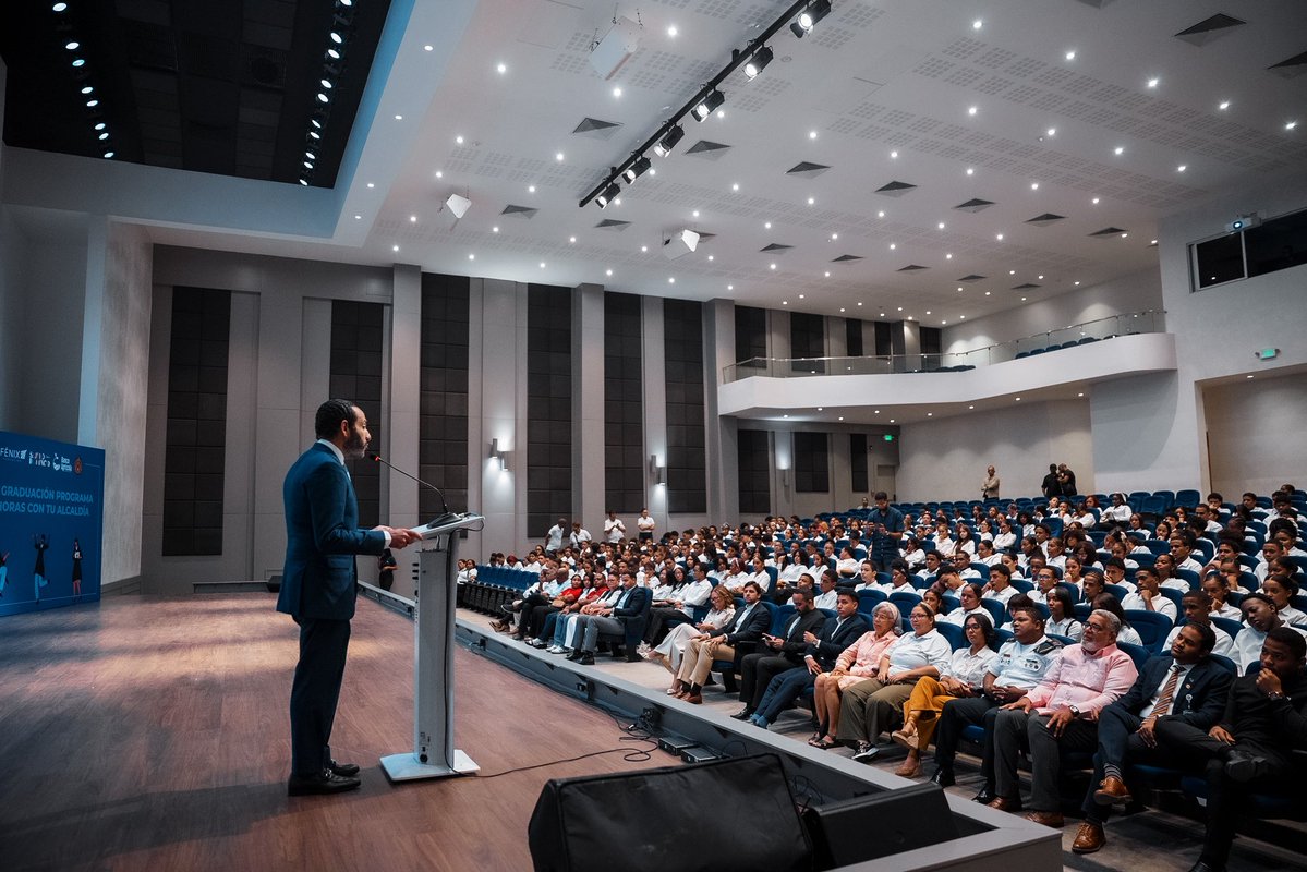 AlcaldiaDN's tweet photo. Seguimos apostamos al presente y futuro de nuestra juventud. 💙

Celebramos la segunda graduación de “60 Horas con tu Alcaldía”, impactando a 330 estudiantes de secundaria con formación ciudadana, emergencias, finanzas, educación vial, medio ambiente y prevención de adicciones. https://t.co/03ae0x9Ibg