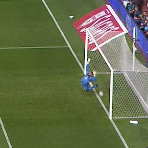 TouchlineX's tweet photo. 📸 - VAR SAID NO GOAL! https://t.co/8teAs0nBEq
