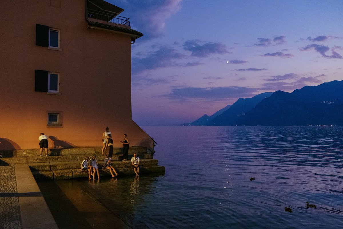 alchimistfr's tweet photo. L’atmosphère magique de cette photo réalisée par Farhad Babayev à Malcesine, ville située au Lac de Garde en Italie https://t.co/Wx24FgBNRl