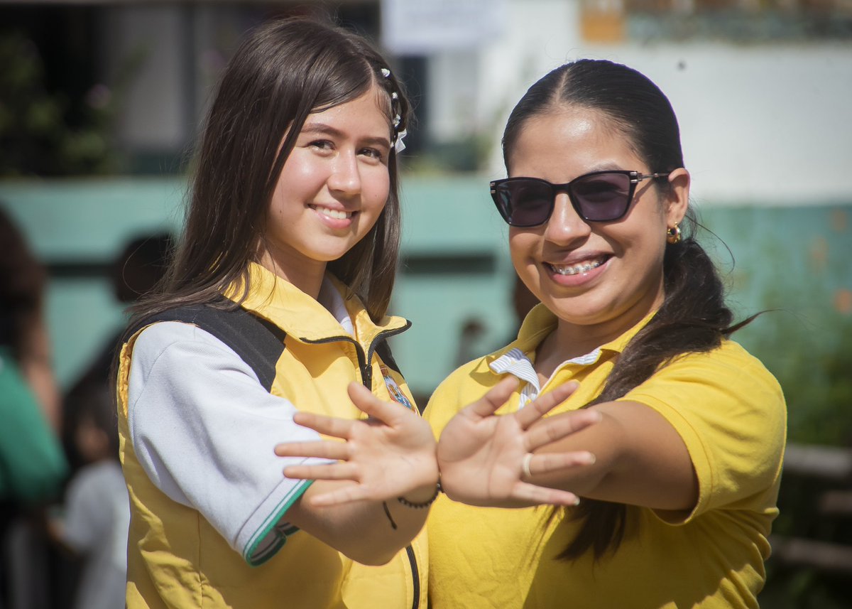 SaludCali's tweet photo. En la IE Navarro vivimos el Festival de Servicios Amigables, un espacio abierto a la comunidad donde acercamos la oferta de salud, cultura, educación y deporte, demostrando que cuando articulamos esfuerzos creamos oportunidades para una juventud más informada y saludable. https://t.co/KZPm8I3XyR