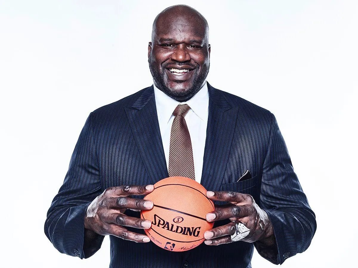 beehaber's tweet photo. Shaq, çocuklarının servetini yemeleri için üç diploma şartı koyduğunu anlattı:

🔹 “Babalarının parasına dokunmaları için üç diplomaları olmalı.”

🔹 “Ben saygı duyulacak nepotizme inanıyorum.”

🔹 “Miami Heat’teyken bir haber okumuştum.”

🔹 “Bir büyükanne torununa 250 milyon dolar bırakmıştı.”

🔹 “Sonra o çocuğu banyo zemini fırçalarken gördüm.”

🔹 “Ona, sana 250 milyon dolar kalmadı mı dedim.”

🔹 “Evet ama babam en alttan başlamamı istiyor dedi.”

🔹 “Bunu görünce saygı duyulacak nepotizm budur dedim.”

🔹 “Çocuklarıma şunu da öğretmem gerekiyor.”

🔹 “Biz zengin değiliz, ben zenginim.”