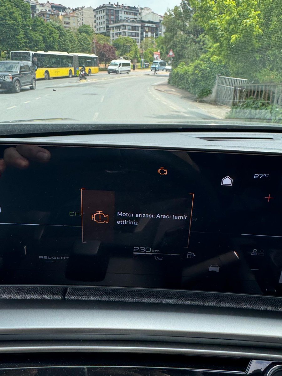 Semra33744322's tweet photo. Paramız gitti, araba serviste kaldı! Sıfır aldığım Peugeot 5008 Hybrid motor arızası verdi. Resmi ihtarname çektim, günlerdir ne arayan var ne soran! @PeugeotTurkiye de markanın yeni sahibi @TofasTr de paramızın ve mağduriyetimizin üstüne yattı. Rezillik! #Peugeot #Tofaş @ticaret @TC_icisleri @adalet_bakanlik @Peugeot #ÇekmeköyÖztek @tuketicilerbir @cbsbb @bekir_kaplan