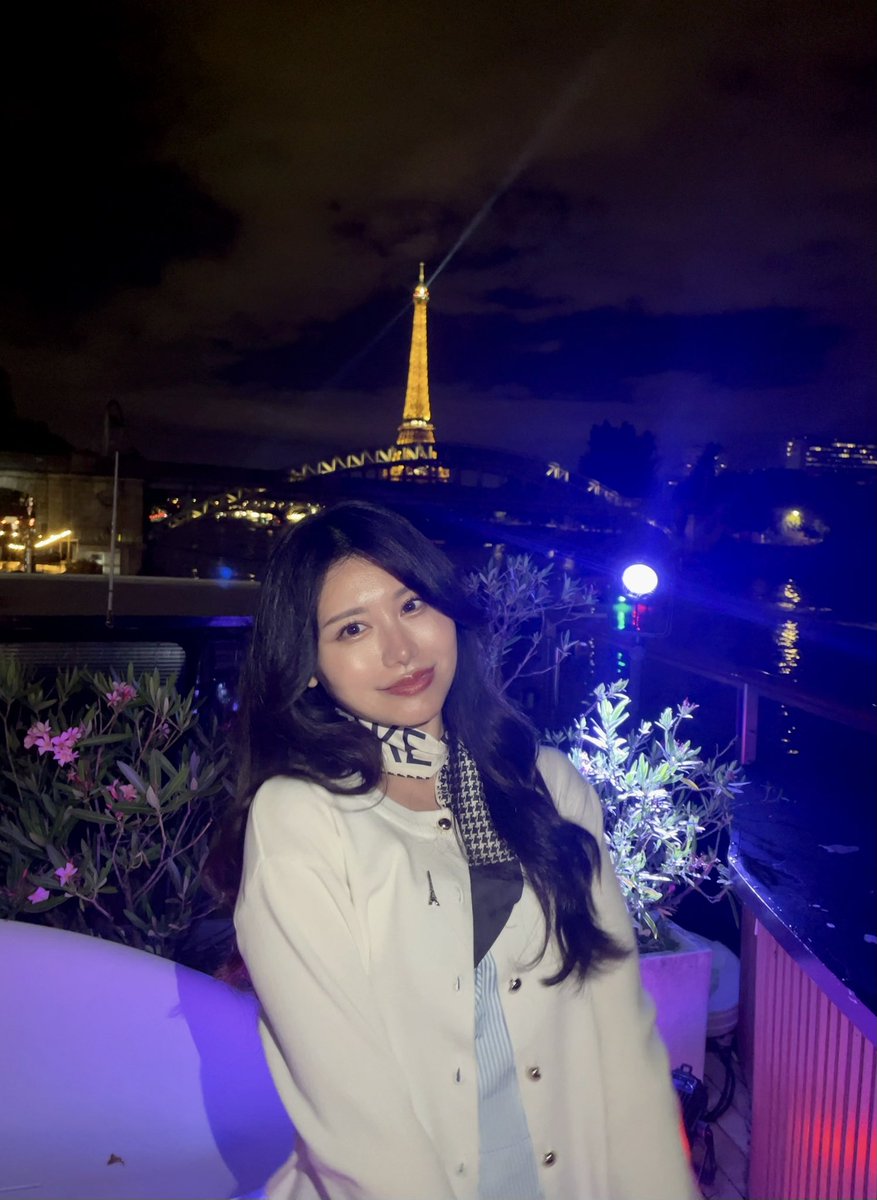 noanoarinoa's tweet photo. I'm in Paris🇫🇷 https://t.co/oUfr2FDAKw