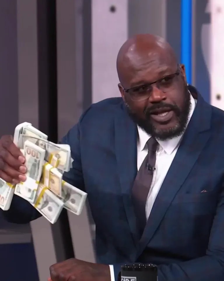 beehaber's tweet photo. Shaq, çocuklarının servetini yemeleri için üç diploma şartı koyduğunu anlattı:

🔹 “Babalarının parasına dokunmaları için üç diplomaları olmalı.”

🔹 “Ben saygı duyulacak nepotizme inanıyorum.”

🔹 “Miami Heat’teyken bir haber okumuştum.”

🔹 “Bir büyükanne torununa 250 milyon dolar bırakmıştı.”

🔹 “Sonra o çocuğu banyo zemini fırçalarken gördüm.”

🔹 “Ona, sana 250 milyon dolar kalmadı mı dedim.”

🔹 “Evet ama babam en alttan başlamamı istiyor dedi.”

🔹 “Bunu görünce saygı duyulacak nepotizm budur dedim.”

🔹 “Çocuklarıma şunu da öğretmem gerekiyor.”

🔹 “Biz zengin değiliz, ben zenginim.”