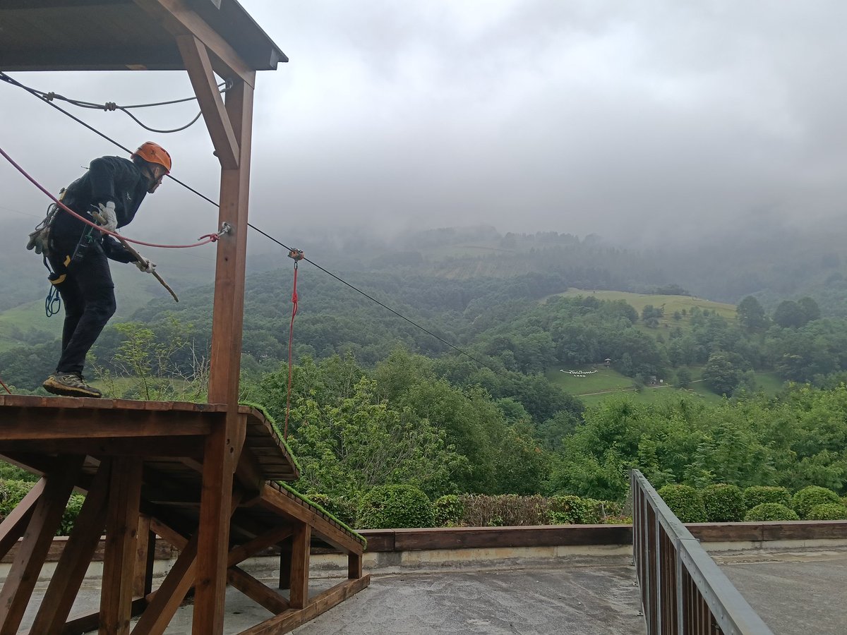 iesocastejon's tweet photo. 🌳🌳El alumnado de 1º ESO del @iesocastejon disfrutó de una jornada increíble en Irrisarri Land entre arborismo, tirolinas y naturaleza 🧗‍♀️🌿
¡Diversión, aprendizajes, equipo y conexión con la naturaleza! Una increíble forma de finalizar el curso 🤩🥳
#juntxs #Naturaleza https://t.co/5aXZOtYlQu
