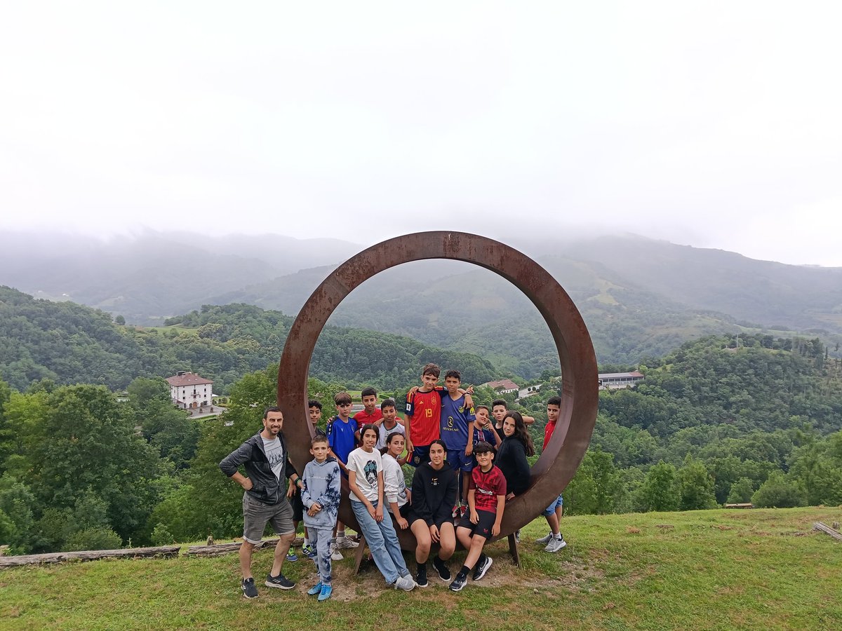 iesocastejon's tweet photo. 🌳🌳El alumnado de 1º ESO del @iesocastejon disfrutó de una jornada increíble en Irrisarri Land entre arborismo, tirolinas y naturaleza 🧗‍♀️🌿
¡Diversión, aprendizajes, equipo y conexión con la naturaleza! Una increíble forma de finalizar el curso 🤩🥳
#juntxs #Naturaleza https://t.co/5aXZOtYlQu