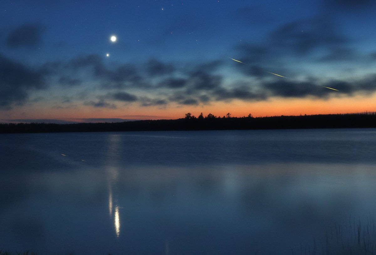 SkyandTelescope's tweet photo. Bob King captured this image of last night's conjunction from a lake near Duluth, Minnesota as a firefly flitted across the scene.
Subscribe to Sky & Telescope https://t.co/M36UzB2Lwd for more.
.
.⠀⠀⠀⠀⠀⠀⠀⠀
#conjunction #venus #jupiter #firefly #brightstars https://t.co/LOEjWlv5vI