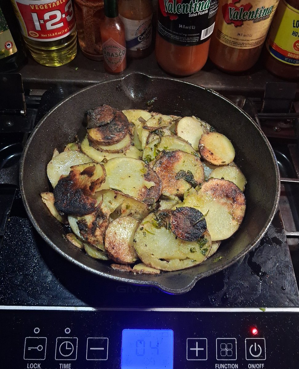 RicksHouseRadio's tweet photo. Cast Iron Cooking with Rick and Amy! This week, so far, we've done a lemon-pepper &amp; herb chicken with cilantro potatoes and fried corn with french style green beans! #castiron #cooking #homemade #rvliving
https://t.co/NceYWxYLjY https://t.co/yN6oexINia