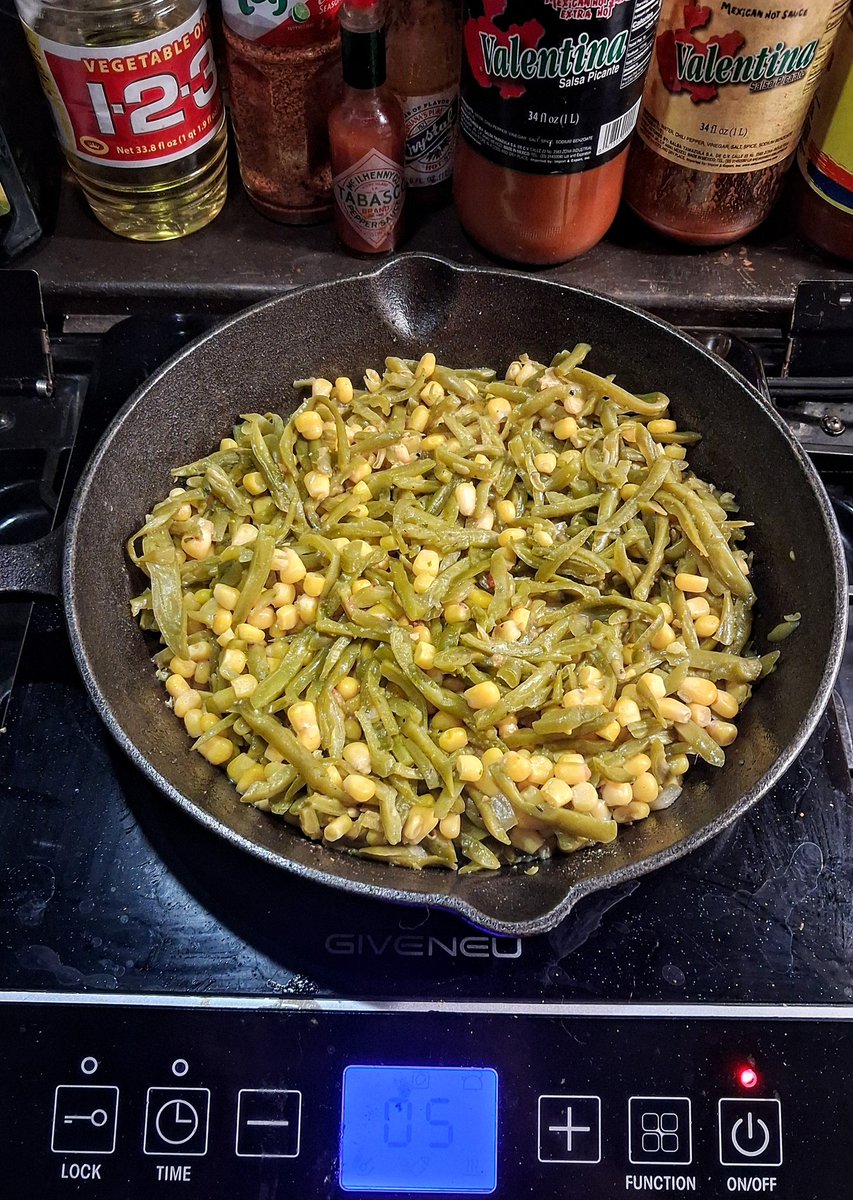 RicksHouseRadio's tweet photo. Cast Iron Cooking with Rick and Amy! This week, so far, we've done a lemon-pepper &amp; herb chicken with cilantro potatoes and fried corn with french style green beans! #castiron #cooking #homemade #rvliving
https://t.co/NceYWxYLjY https://t.co/yN6oexINia