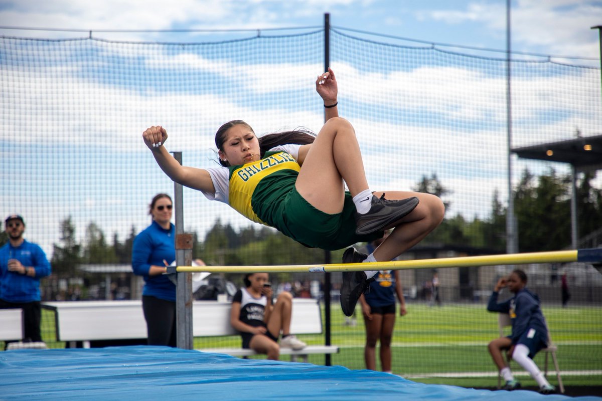 FWPS210's tweet photo. Scholars from all FWPS middle schools came together at Federal Way Memorial Field for an exciting end of year track &amp; field meet, showing off incredible talent in the high jump, long jump, and a multiple track races. Thank you to our coaches and supportive fans!
#FWPSAthletics https://t.co/PRafPQ0Lia
