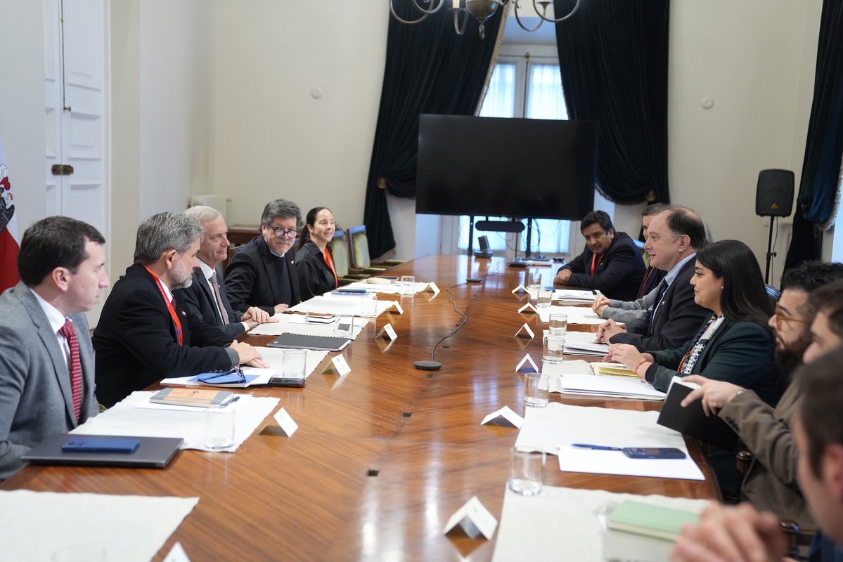 MinistroPoduje's tweet photo. Junto a la subsecretaria Natalia Aguilar nos reunimos con el @PresidenteKast para revisar los principales desafíos y prioridades de nuestra cartera.

Durante el encuentro abordamos la aceleración de la reconstrucción en las regiones de Valparaíso, Ñuble y Biobío, junto con las iniciativas que estamos impulsando para fortalecer la planificación territorial, acelerar proyectos habitacionales y construir ciudades más integradas, seguras y con mejor calidad de vida para las familias chilenas.