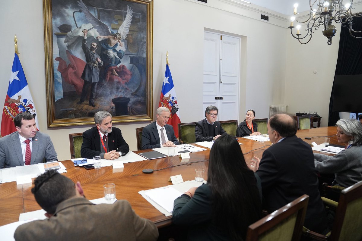 MinistroPoduje's tweet photo. Junto a la subsecretaria Natalia Aguilar nos reunimos con el @PresidenteKast para revisar los principales desafíos y prioridades de nuestra cartera.

Durante el encuentro abordamos la aceleración de la reconstrucción en las regiones de Valparaíso, Ñuble y Biobío, junto con las iniciativas que estamos impulsando para fortalecer la planificación territorial, acelerar proyectos habitacionales y construir ciudades más integradas, seguras y con mejor calidad de vida para las familias chilenas.