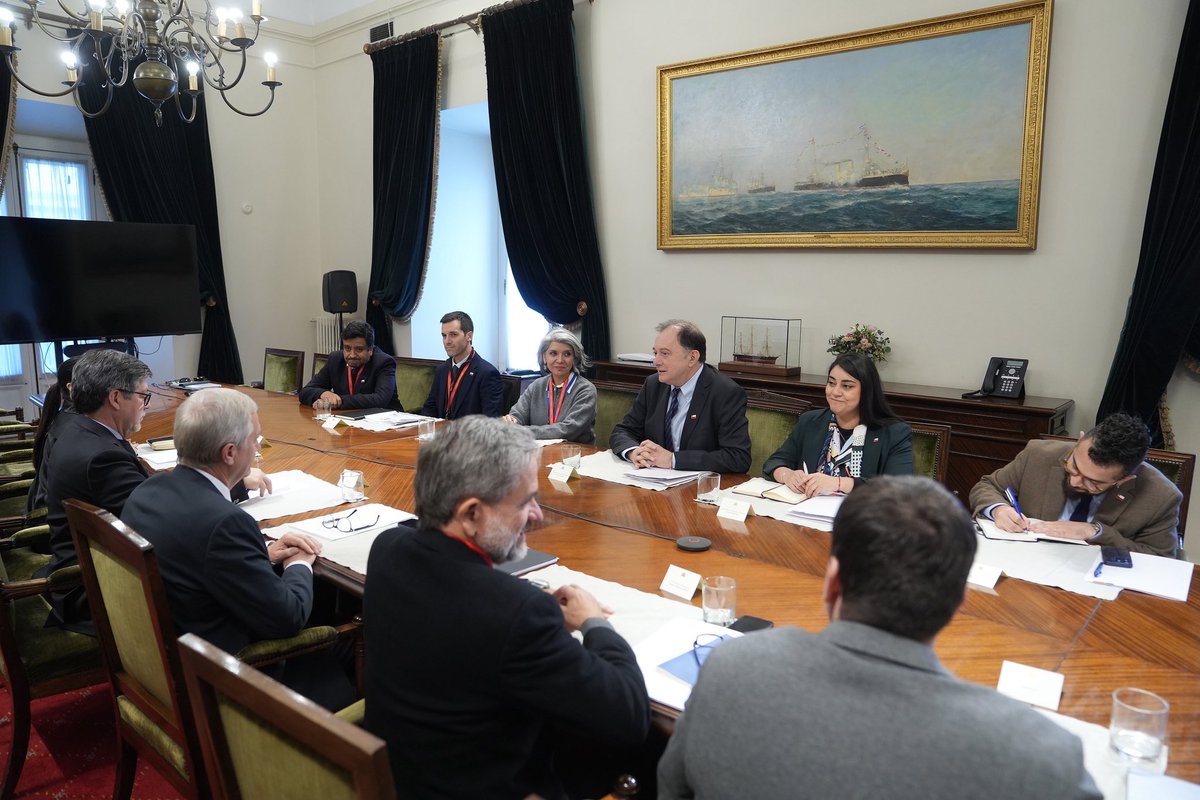 MinistroPoduje's tweet photo. Junto a la subsecretaria Natalia Aguilar nos reunimos con el @PresidenteKast para revisar los principales desafíos y prioridades de nuestra cartera.

Durante el encuentro abordamos la aceleración de la reconstrucción en las regiones de Valparaíso, Ñuble y Biobío, junto con las iniciativas que estamos impulsando para fortalecer la planificación territorial, acelerar proyectos habitacionales y construir ciudades más integradas, seguras y con mejor calidad de vida para las familias chilenas.