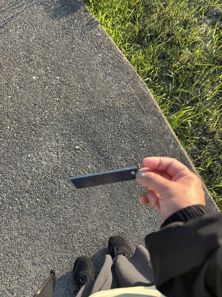 tanutaro30's tweet photo. 今朝のウォーキング時、カッターの刃先が落ちてたから拾ったけど、めちゃくちゃ不審な格好で歩いてるから不審者に思われんか心配…でも通学路に落ちてるのは見過ごせなかった。気をつけて欲しいものです。 https://t.co/S5AvsGOx8i