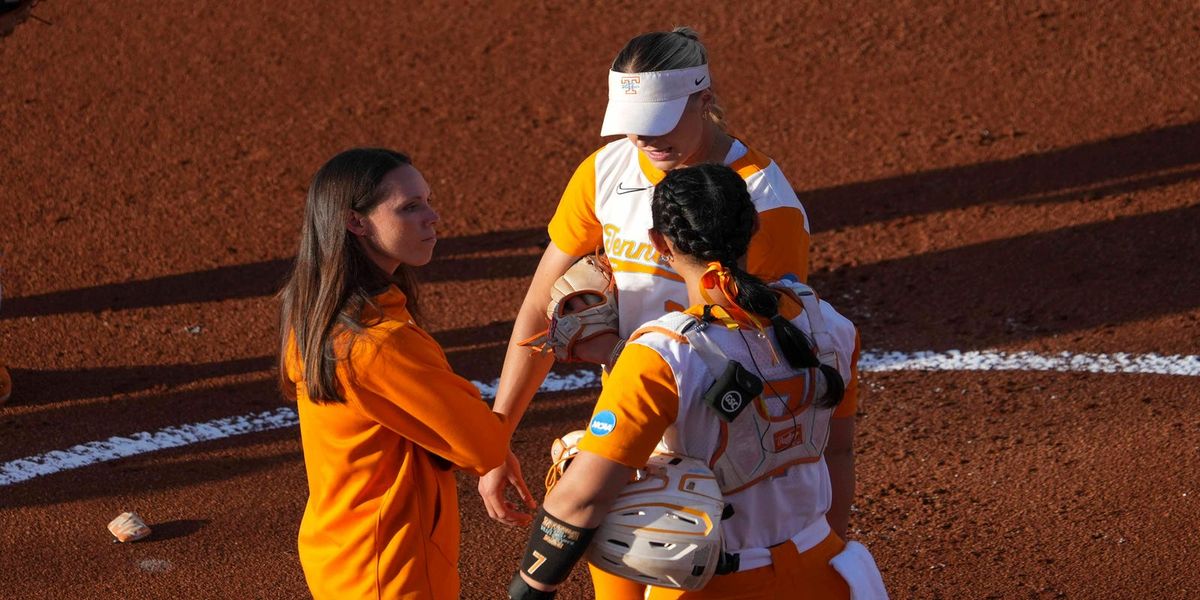 VolsWire's tweet photo. Tennessee softball assistant promoted to associate head coach

📸 Angelina Alcantar/USA TODAY NETWORK https://t.co/d9t3tNkMSQ https://t.co/hMTa5Vl2Pk