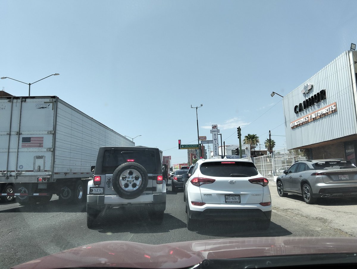 aesquer79's tweet photo. Todos tenemos prisa y calor, pero es evidente que no cabes cuando ql dar vuelta para incorporarte al Blvd Solidaridad, un poco de sentido común a los padres y autoridades de @INAMmx, dentro del plantel hay un estacionamiento bastante amplio y sub utilizado, usenlo @Policia_HMO https://t.co/aVSDs6TFOa