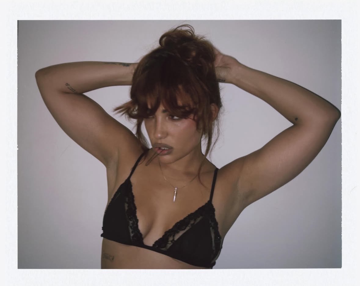 violetacrave's tweet photo. Violeta Hodar luciendo perfecta en su unexpected editorial shoot https://t.co/qnQHn5qk55