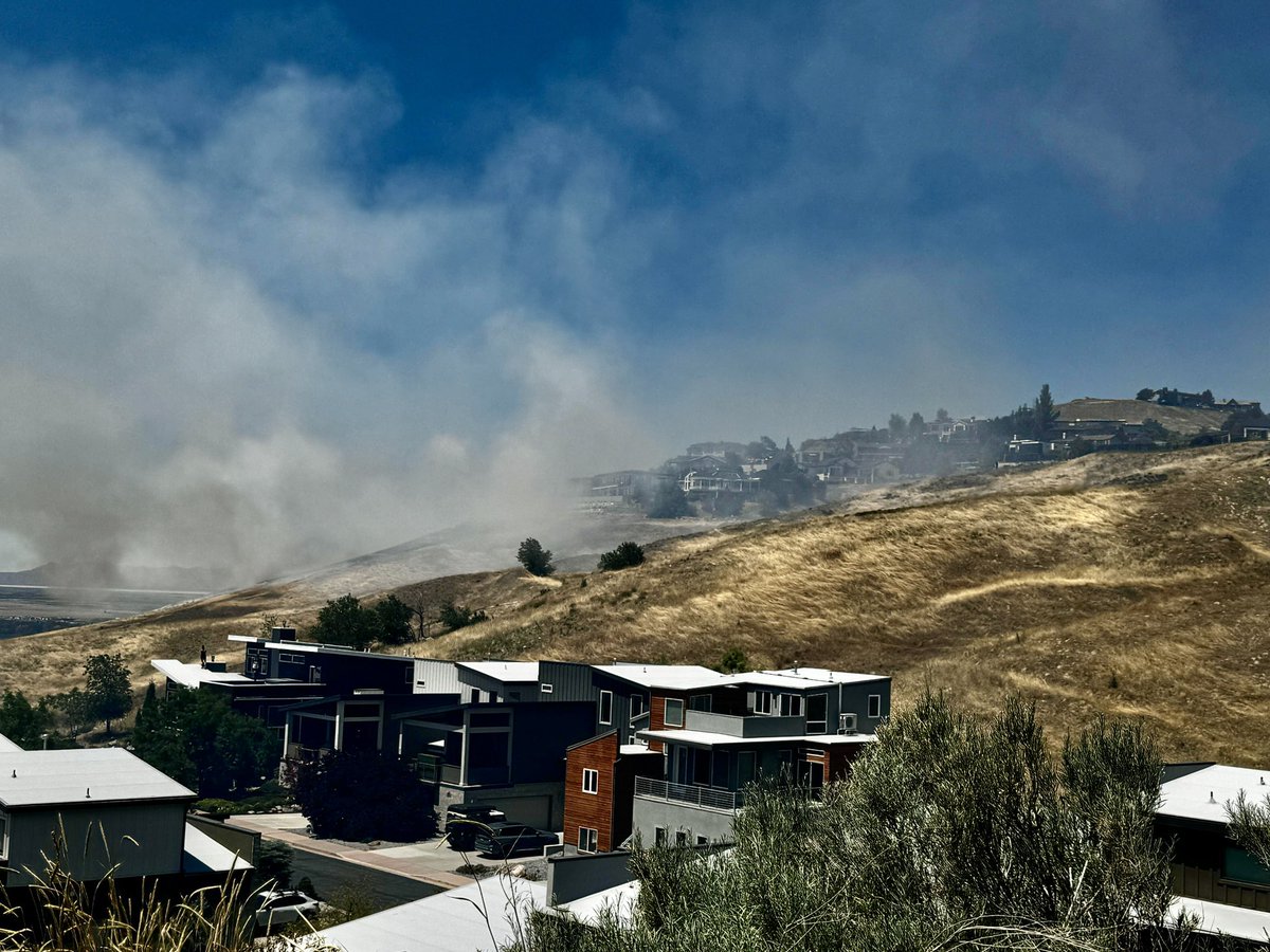 SLCScanner's tweet photo. #UPDATE At approx 1:15 PM #SLCFire  crews were dispatched to 1135 N Twickenham Drive on a grass fire threatening some homes. No structures have been involved. Air resources are on scene and crews continue to get this fire under control. There was one civilian injury that was reported to be minor. Stby for updates.