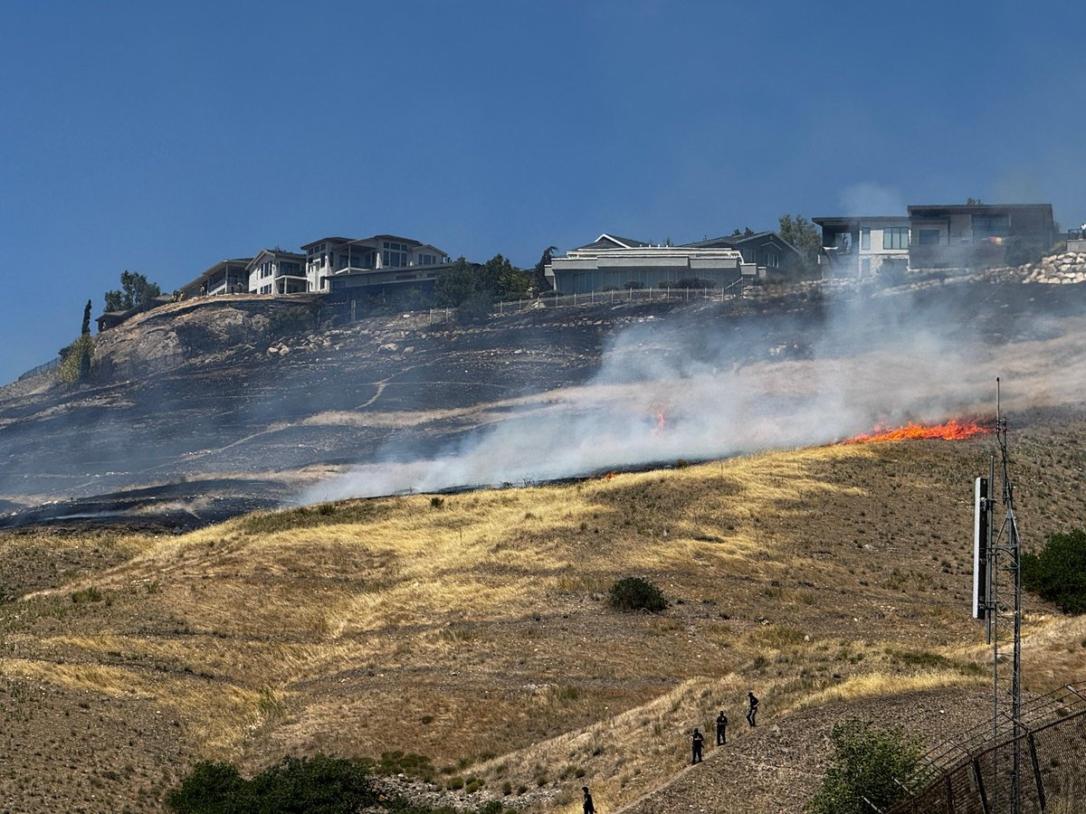 SLCScanner's tweet photo. #UPDATE At approx 1:15 PM #SLCFire  crews were dispatched to 1135 N Twickenham Drive on a grass fire threatening some homes. No structures have been involved. Air resources are on scene and crews continue to get this fire under control. There was one civilian injury that was reported to be minor. Stby for updates.