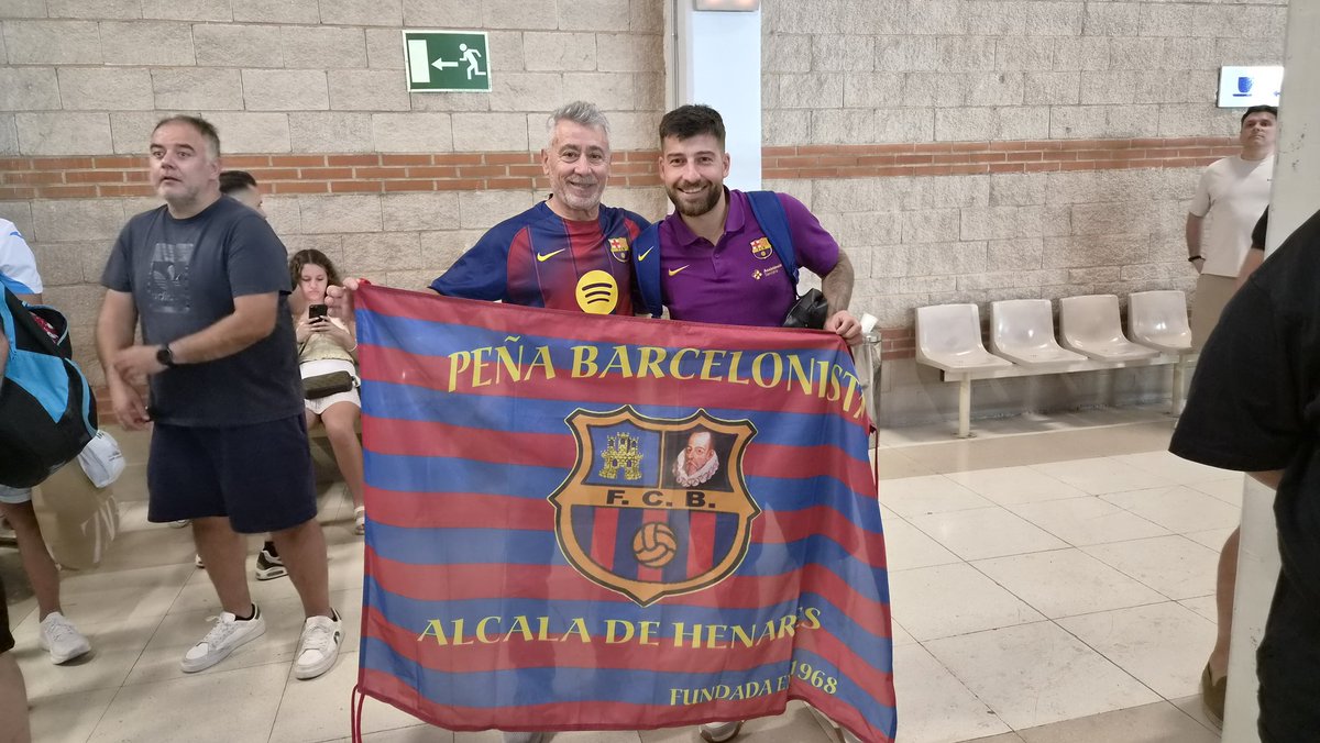 pbalcala's tweet photo. Y muchas gracias a los jugadores por su predisposición al posar junto a nuestros peñistas https://t.co/w1ocEhoD4Y