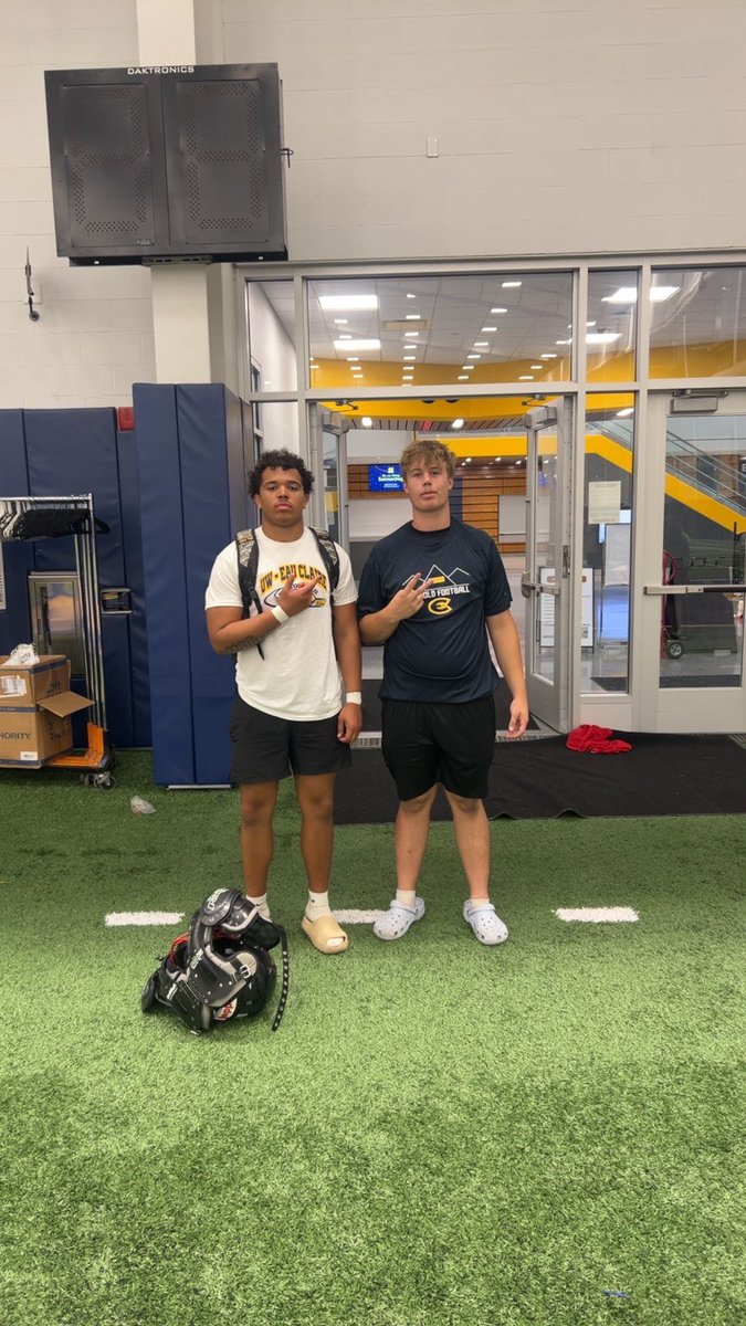 owalk445's tweet photo. Had a great time competing at the @EauClaireFB big man camp yesterday! I got a lot better and had some amazing talks with coaches! #Gobluegolds
@MJ_NFLDraft @CoachHamza7567 @CoachO_UW @coach_hepp @PrepHoops_WI @OJW_Scouting @CoachSUnderwood @CoachArnoldFB https://t.co/I9snlQUnGx
