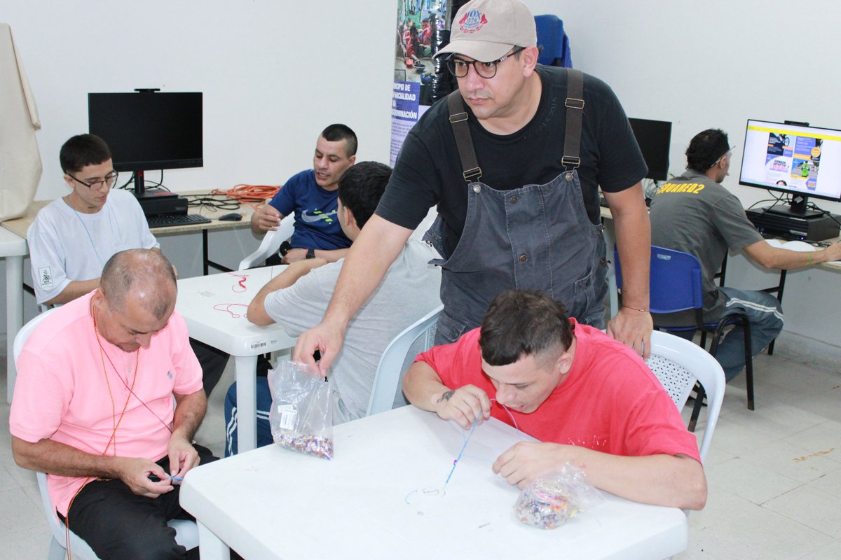 INPEC_Colombia's tweet photo. 📚#FormaciónParaElFuturo | En la Cárcel de 📍#PuertoBerrío, 25 personas privadas de la libertad iniciaron un curso complementario de joyería y bisutería, gracias al apoyo estratégico del @SENAComunica.
Herramientas técnicas para una resocialización con propósito. 💼💎 https://t.co/MRAsXhmaTw