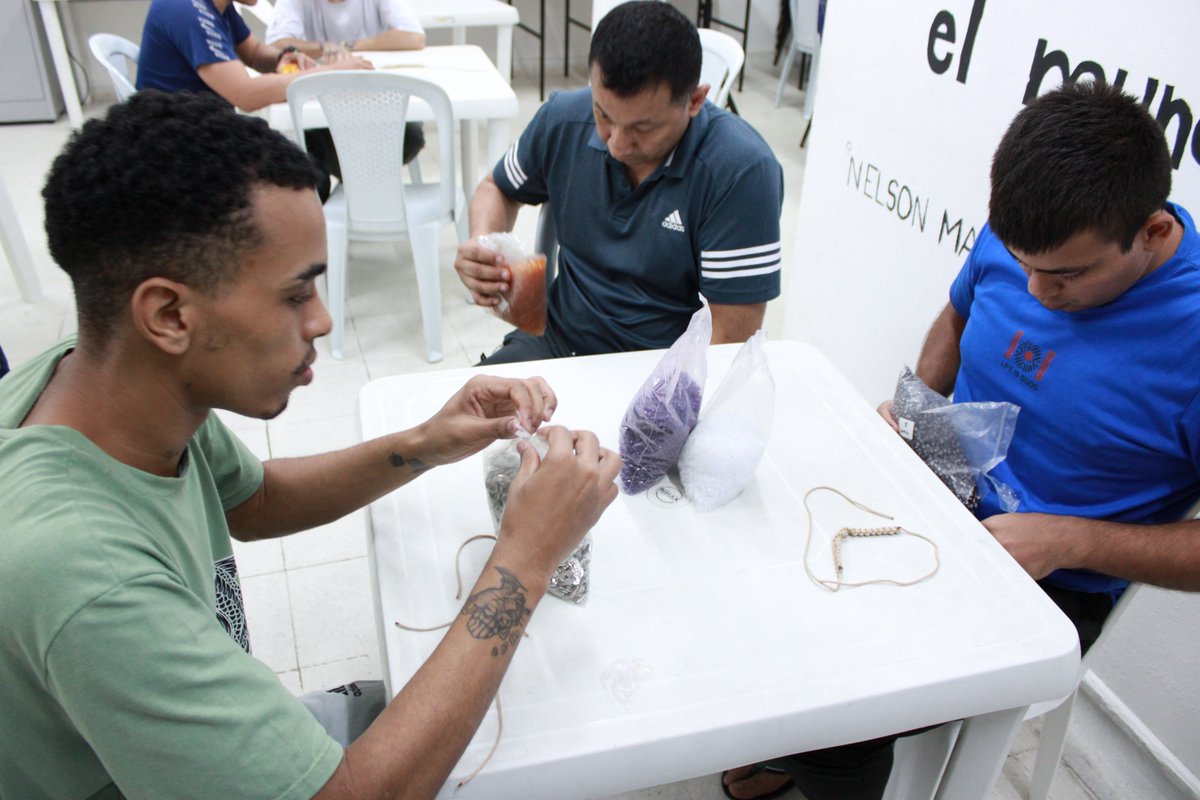 INPEC_Colombia's tweet photo. 📚#FormaciónParaElFuturo | En la Cárcel de 📍#PuertoBerrío, 25 personas privadas de la libertad iniciaron un curso complementario de joyería y bisutería, gracias al apoyo estratégico del @SENAComunica.
Herramientas técnicas para una resocialización con propósito. 💼💎 https://t.co/MRAsXhmaTw