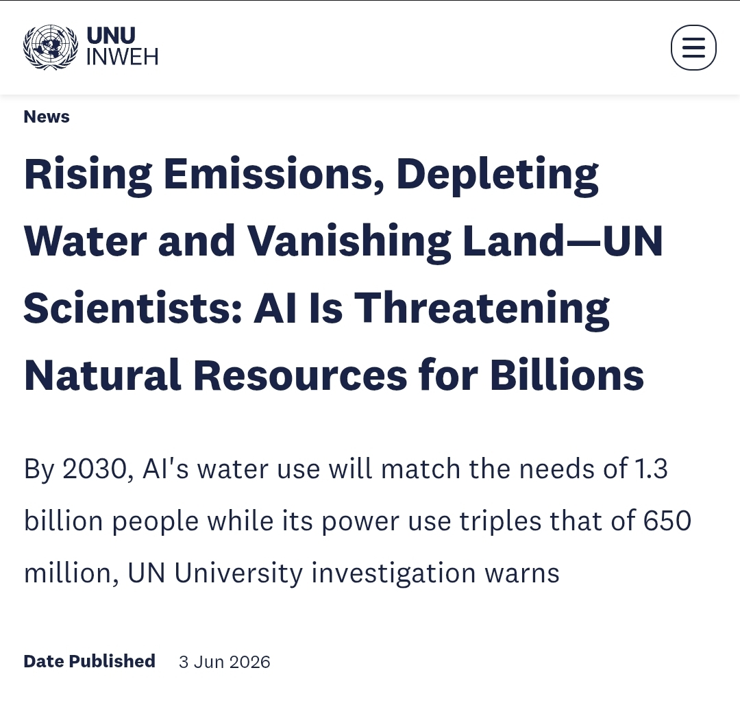 AlanDaitch's tweet photo. La ONU acaba de decir que la IA va a consumir, para 2030, agua equivalente a las necesidades básicas de 1.300 millones de personas, o sea TODA África subsahariana.

Suena terrible... ¿O no?

Hagamos las cuentas, porque acá hay un truco de encuadre que se cae con matemática de primaria.

Primero, lo que la ONU midió. "Necesidades básicas" son los 20 litros diarios que la OMS define como supervivencia mínima: beber, cocinar, lavarte un poco. No es el agua que vos realmente consumís en un día. Si sumás lo que está embebido en tu comida, en tu ropa, en tu café, una persona promedio gasta entre 2.000 y 5.000 litros diarios. ¿Ves la diferencia? Eligieron el comparador más chico que existía, justo para que el total sonara gigante.

Pero bueno, aceptemos su parámetro: 1.300 millones por 20 litros por día son 9.500 millones de metros cúbicos al año. El retiro mundial de agua dulce, ese mismo año, va a estar arriba de los 4 billones de metros cúbicos. O sea: toda la IA del planeta, en 2030, va a usar el 0,24% del agua del mundo. Una gota en el balde.

¿Querés algo más concreto? Un jean usa 7.500 litros de agua para fabricarse y con la propia cifra de la ONU eso te alcanza para casi 2 millones de consultas a ChatGPT. Si hacés 20 por día, el agua de UN jean te dura más de 250 años de IA. Medio kilo de carne, lo mismo. Tres hamburguesas, igual.

El problema real no es el consumo agregado, por más que te lo quieran enmarcar como apocalipsis. Son los proyectos puntuales en zonas áridas (Cerrillos en Chile, Canelones en Uruguay, Querétaro en México) donde el data center compite mano a mano con el agua potable del barrio. Ahí está la pelea, no con tu ChatGPT.

Cuando el titular grita, hacé la cuenta. Casi siempre te están vendiendo miedo.