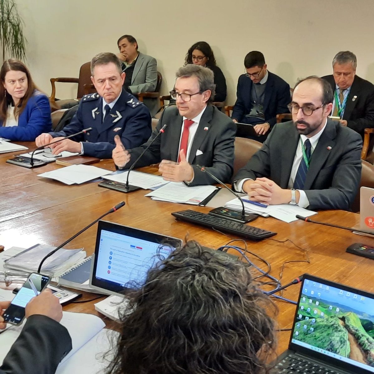 mindefchile's tweet photo. Ministro Fernando Barros y Jefe del Estado Mayor Conjunto, gral Leonardo Romanini,  exponen en Comisión de Defensa sobre proyecto que modifica los estados de excepción en materia de identidad y otros. https://t.co/mDGryzHRX6