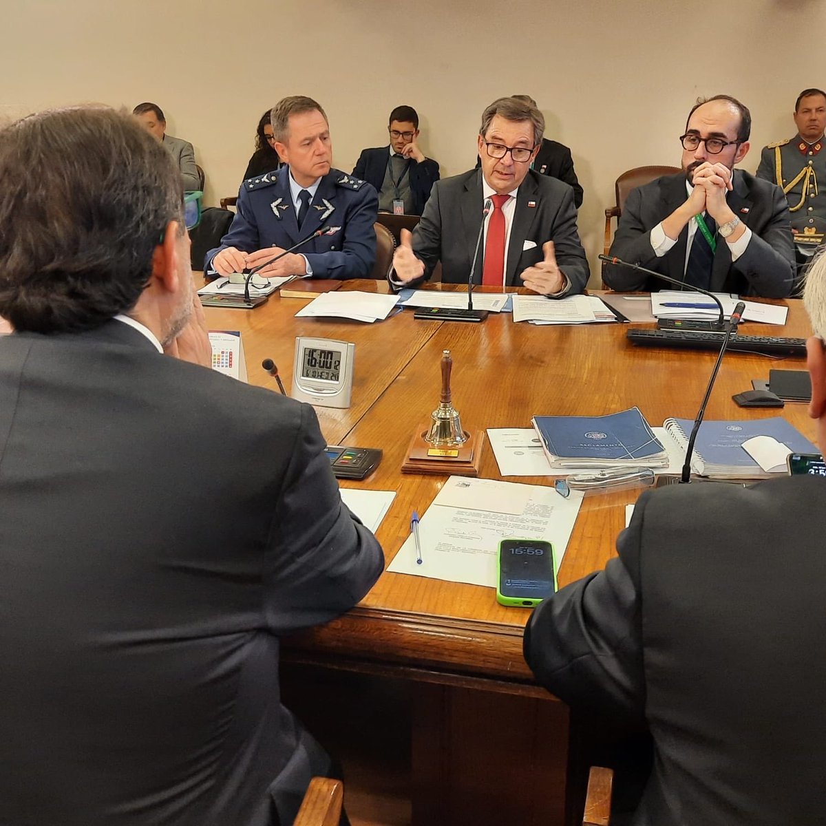 mindefchile's tweet photo. Ministro Fernando Barros y Jefe del Estado Mayor Conjunto, gral Leonardo Romanini,  exponen en Comisión de Defensa sobre proyecto que modifica los estados de excepción en materia de identidad y otros. https://t.co/mDGryzHRX6