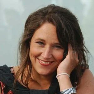 realMartinBos's tweet photo. Links: Fatma uit Afghanistan, zij woont in Den Haag, spreekt geen Nederlands en is bijstandtrekster. Zij kreeg direct de Nederlandse nationaliteit.

Rechts: Andrea uit Oost-Friesland, Duitsland. Hooglerares gerontologie aan de VU Amsterdam. Zij mag geen Nederlandse worden. https://t.co/PdTEbtAgD2