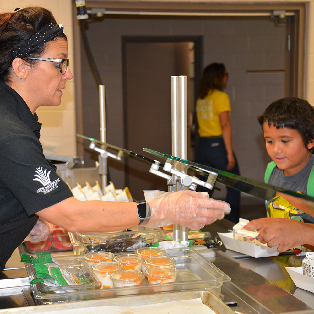 AHSchools's tweet photo. 🍎 🥕 The Anoka-Hennepin School District will participate in the U.S. Department of Agriculture (USDA) Summer Food Service Program (SFSP) starting Monday, June 15. Meals will be provided to all children 18 and under at no cost. Learn more: https://t.co/p8T0aWlwe8 https://t.co/PMvvqeFtc1